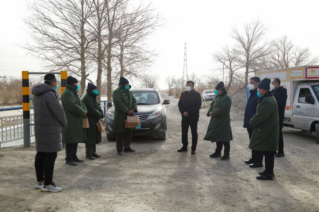 暖心慰问送疫线尉犁县委书记李中华带队慰问疫情防控一线工作人员