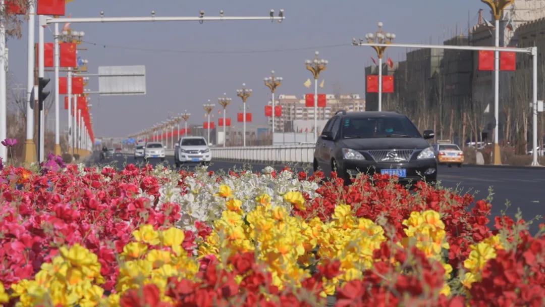 尉犁挂灯笼摆花卉扮靓县城迎新年